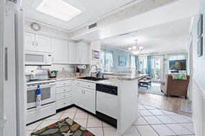 冷蔵庫、電子レンジ、オーブン、コンロ