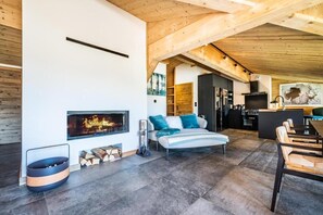 TV, peis, DVD-spiller og bøker