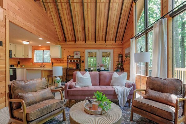 Smart-tv, pejs, bøger, kontorer