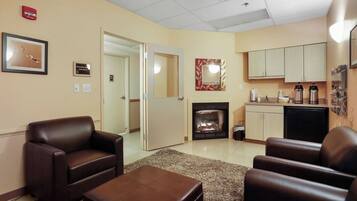 Smart TV, fireplace, books, offices