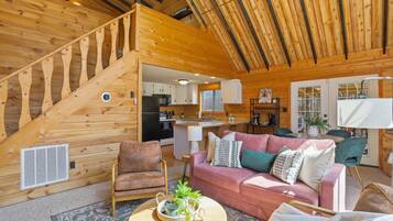 Een smart-tv, een open haard, een dvd-speler en boeken