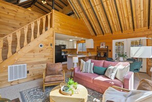 Téléviseur connecté, foyer, lecteur de DVD, livres