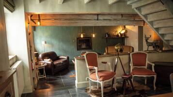 Een open haard en een kantoor