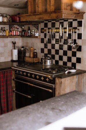 Een koelkast, een oven, een kookplaat, een vaatwasser