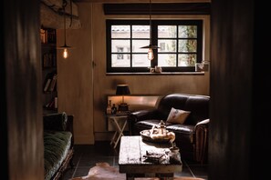 Een open haard en een kantoor