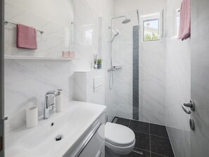 Villa (Villa Tomicich - Three Bedroom Villa ) | Bathroom | Shower, towels - Villa Tomicich (Rasa)