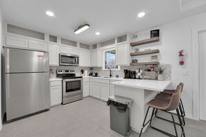 Kjøleskap, mikrobølgeovn, ovn og kokeplater