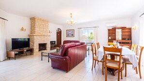 TV - Villa Brid's Countryside Retreat (Albufeira)