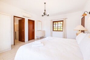 2 bedrooms, in-room safe, iron/ironing board, free WiFi