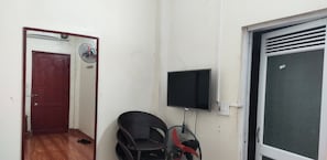 Standard Double Room, 1 King Bed, Smoking | Desk, laptop workspace, soundproofing, free WiFi