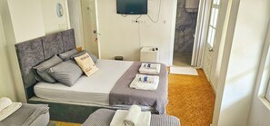 基础四人房 | 高档床上用品、免费 WiFi、床单