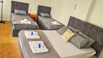 Kamar Quadruple Basic | 1 kamar tidur, seprai premium, Wi-Fi gratis, dan seprai linen