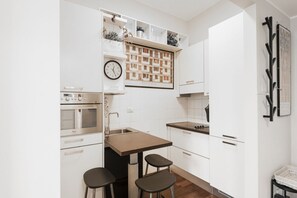 Frigorífico, microondas, horno y placa de cocina