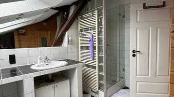 Dusche, Haartrockner, Handtücher, Seife