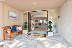 Lobby - Luxury Beachwood Townhome | Golf Course and Lake Views | Across the Street from the Beach (Fernandina Beach)