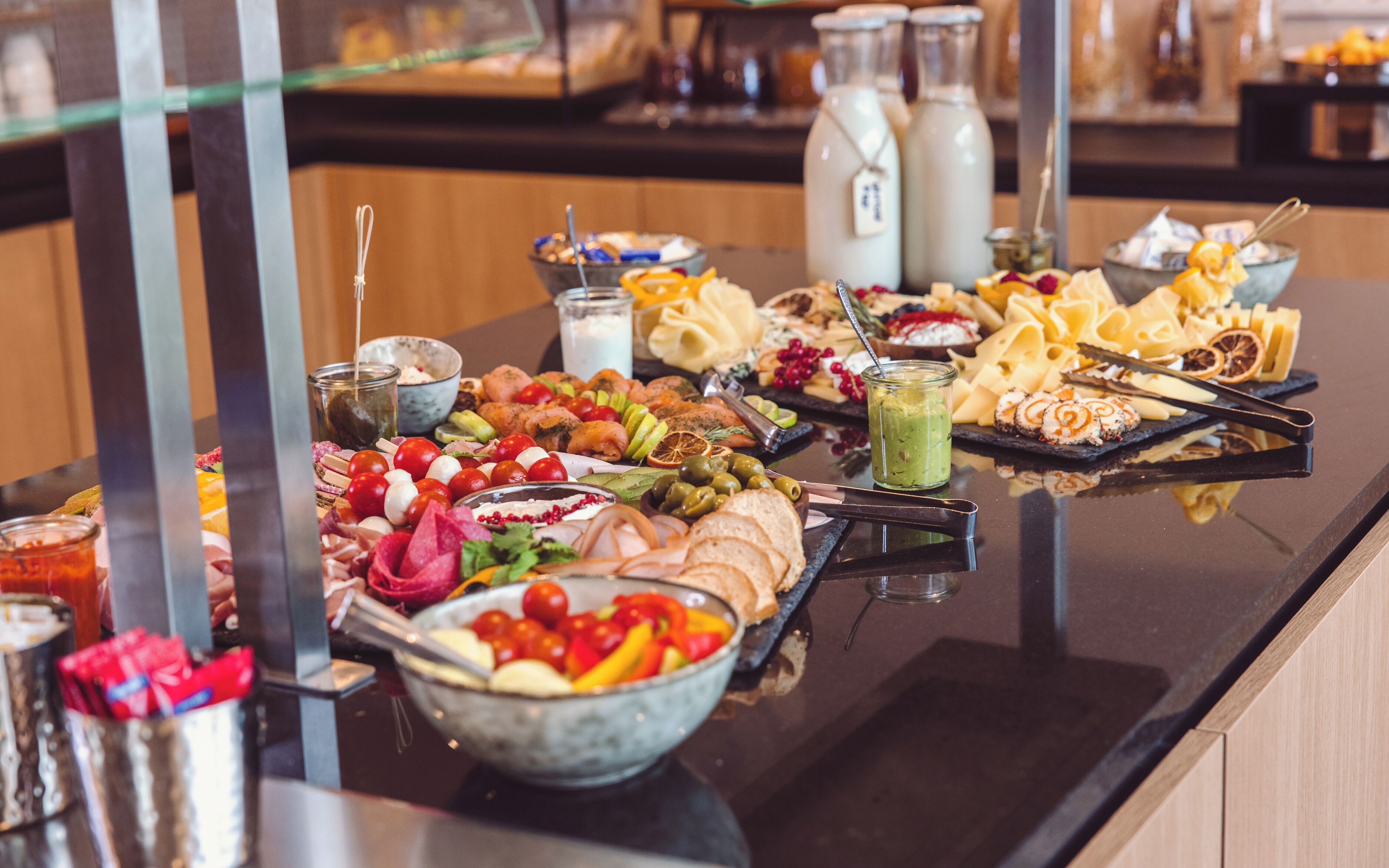 Bữa sáng buffet hàng ngày (26 EUR/mỗi người) 