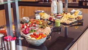 A buffet with various food items and beverages. - Hotel am Rathaus (Freiburg im Breisgau)