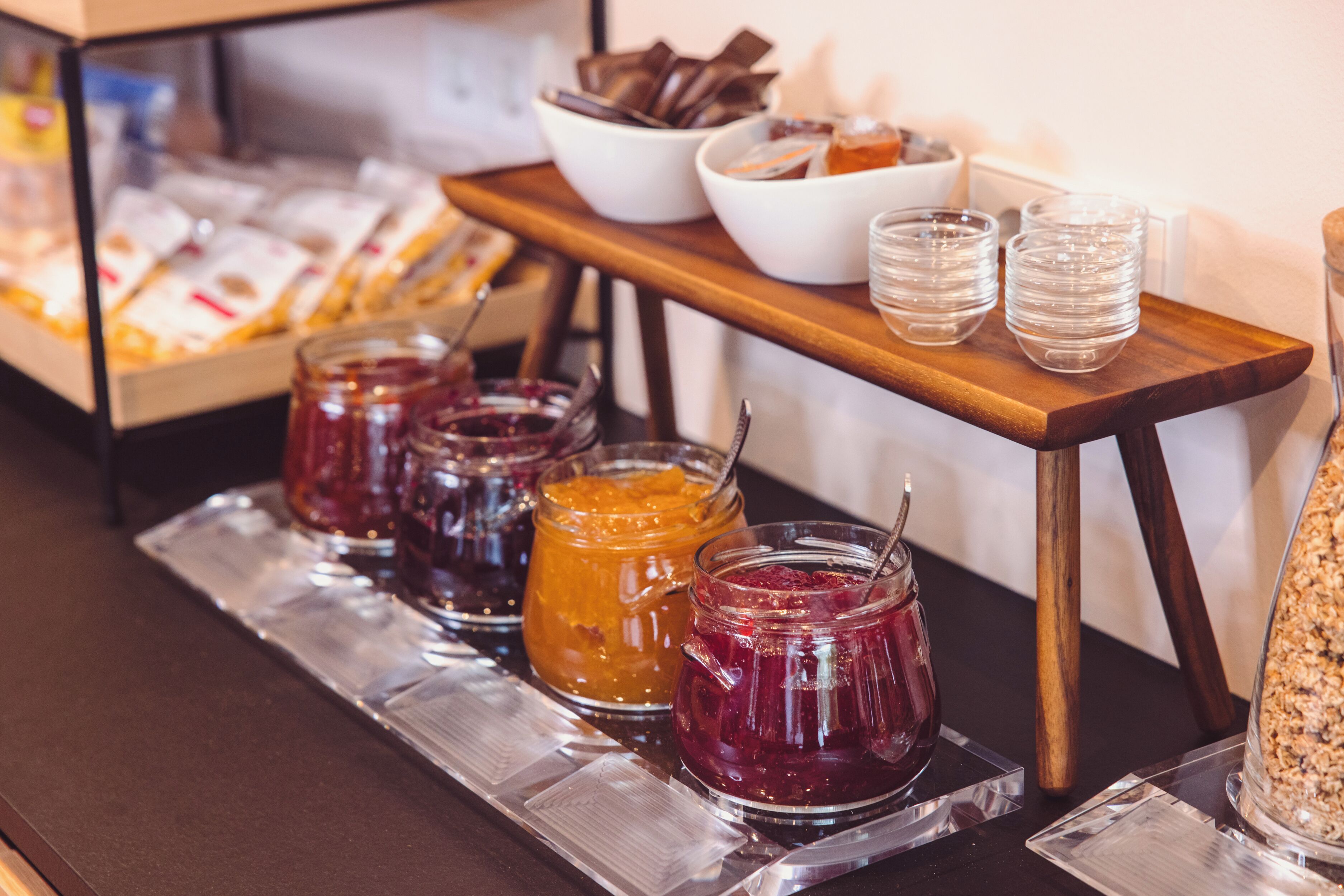 Een buffet met verschillende gerechten en toevoegingen.