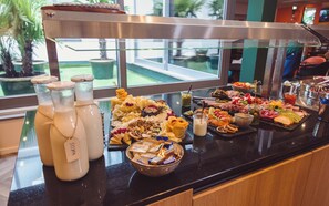 Bữa sáng buffet hàng ngày với phụ phí nhỏ 