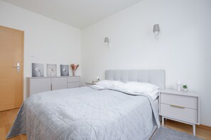 3 bedrooms, desk, laptop workspace, bed sheets - Cozy Apartment for 5 by Renters (Warsaw)