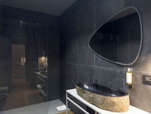 Junior Suite | Bathroom | Hair dryer, towels, soap, shampoo
