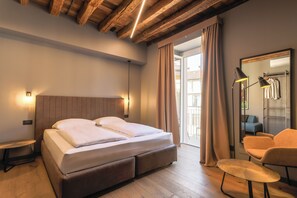 Ropa de cama hipoalergénica y caja de seguridad en la habitación 