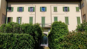 A building with multiple windows and a central entrance. - Loft Venere (Como)