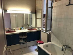 Hårtork, handdukar och toalettpapper