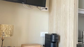 Comfort Δωμάτιο, Θέα στην Πόλη | Περιοχή καθιστικού | Τηλεοράσεις