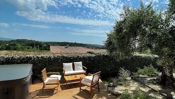 Phòng tiện nghi đơn giản, quang cảnh thành phố | Hiên