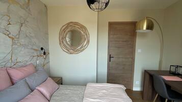 Phòng tiện nghi đơn giản, quang cảnh thành phố | Màn/rèm cản sáng, phòng cách âm, bàn ủi/dụng cụ ủi quần áo