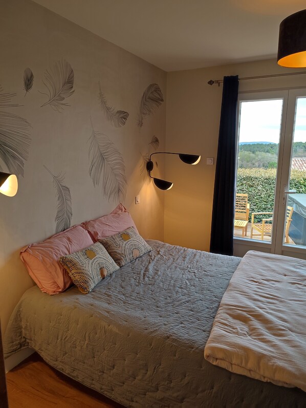 Cortinas blackout, insonorización y tabla de planchar con plancha 