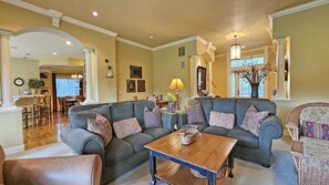 TV, fireplace, DVD player - 7 Titleist-Sunriver, Oregon: Woodlands Golf Course View, Air Conditioning, SHARC Aquatics, BBQ, WiFi, Mt. Bachelor, Deschutes River, Tennis, Bike Paths (Sunriver)