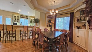 Dining - 7 Titleist-Sunriver, Oregon: Woodlands Golf Course View, Air Conditioning, SHARC Aquatics, BBQ, WiFi, Mt. Bachelor, Deschutes River, Tennis, Bike Paths (Sunriver)
