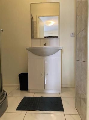 Toilet paper - 1 Bedroom Apartment in Paris (Paris)