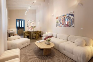 Living area - Villa Plaka 3BR 9ppl Private Yard, 200m from Acropolis Metro&Museum (Athina)