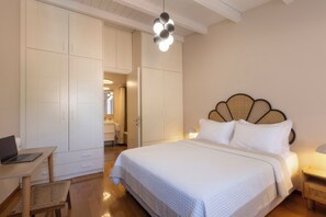 3 bedrooms, iron/ironing board, WiFi, bed sheets - Villa Plaka 3BR 9ppl Private Yard, 200m from Acropolis Metro&Museum (Athina)