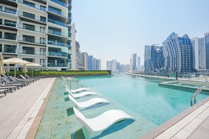 Outdoor pool - Waves - Comfort and Style in a 21st-Floor Studio With View (Dubai)