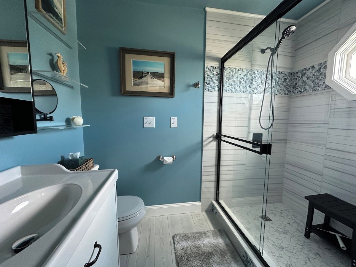 Ein Badezimmer mit Badewanne, Toilette und Duschbereich.