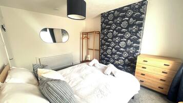 2 bedrooms, iron/ironing board, free WiFi, bed sheets