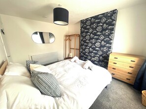 2 bedrooms, iron/ironing board, free WiFi, bed sheets