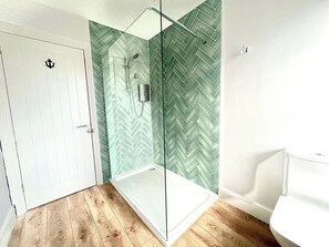 Combined shower/tub, deep soaking tub, hair dryer, towels