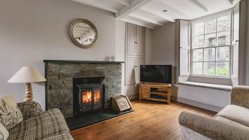 TV, fireplace