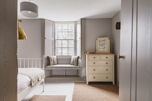 3 habitaciones, tabla de planchar con plancha, cuna de viaje y wifi 