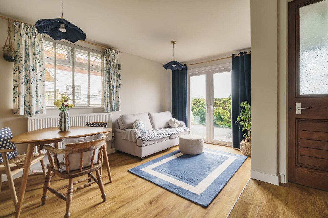 スマートテレビ、暖炉、書庫