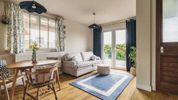 Smart TV, caminetto, libri