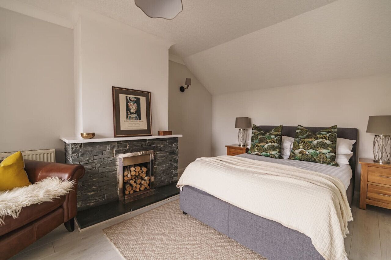 4 bedrooms, iron/ironing board, free WiFi, bed sheets