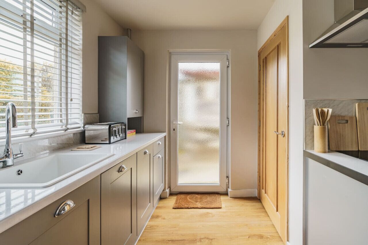 冷蔵庫、電子レンジ、オーブン、コンロ