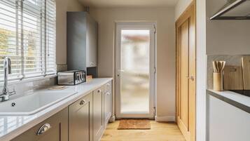 Frigorífico, microondas, horno y placa de cocina