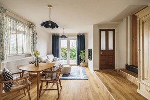 Smart-TV, Kamin, Bücher